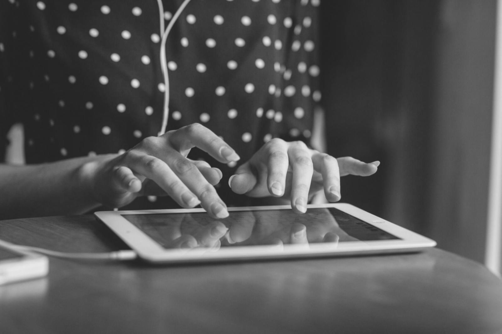 Team di consulenti finanziari al lavoro in ufficio moderno